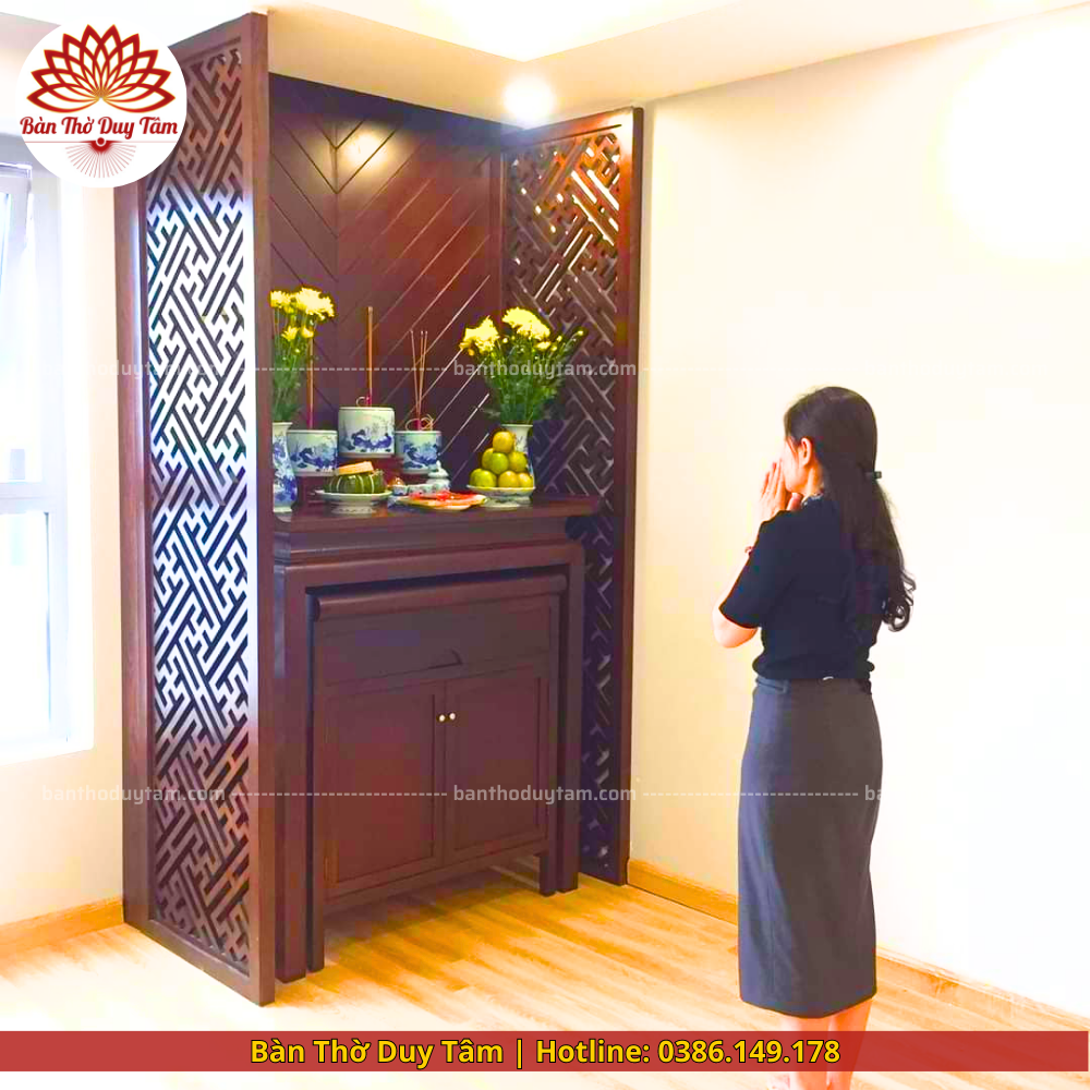 Mẫu phòng thờ đẹp chất liệu gỗ sồi, bàn thờ gỗ hiện đại PT154