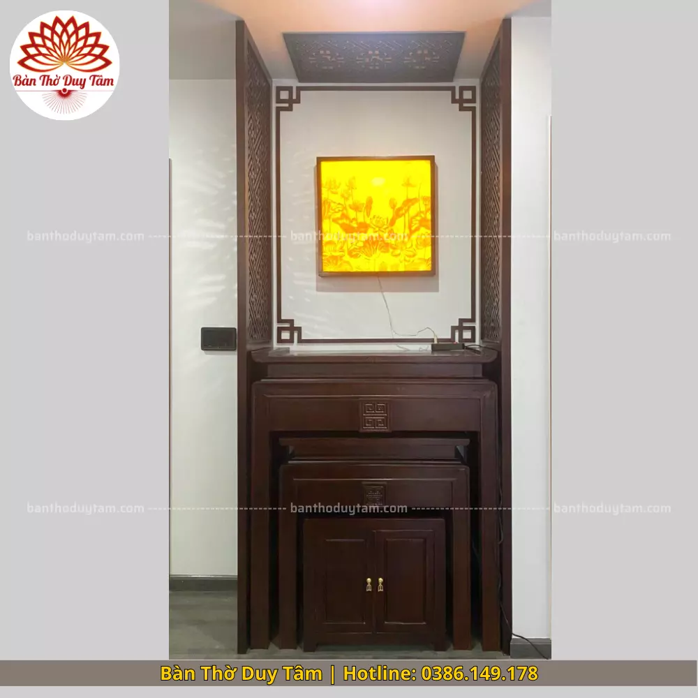 Mẫu phòng thờ đẹp gia tiên chất liệu gỗ sồi, bàn thờ gỗ hiện đại PT34