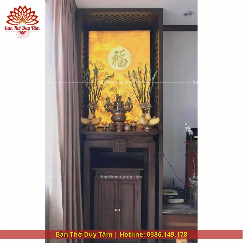 Mẫu phòng thờ đẹp gia tiên chất liệu gỗ sồi, bàn thờ gỗ hiện đại PT38
