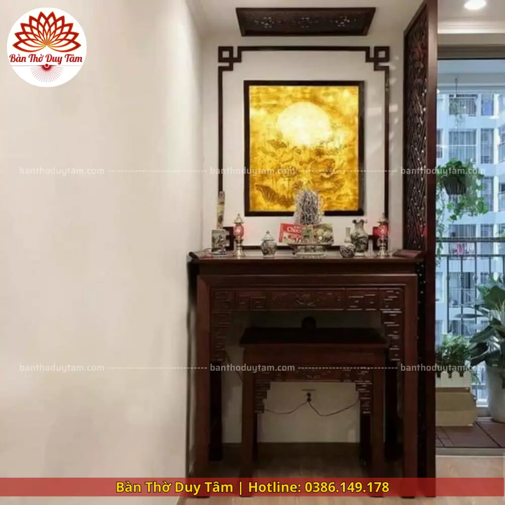 Mẫu phòng thờ đẹp gia tiên chất liệu gỗ sồi, bàn thờ gỗ hiện đại PT72